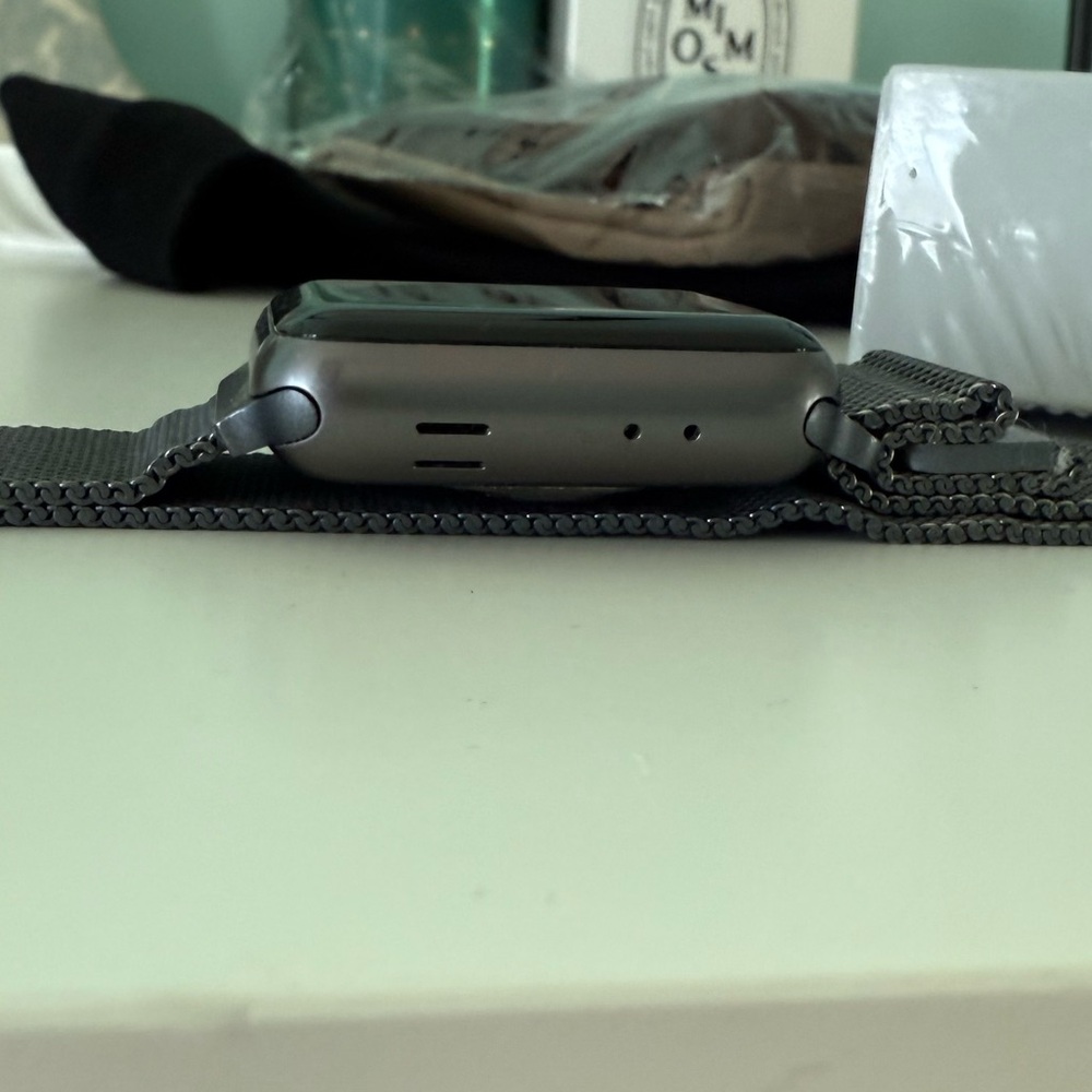 Black Apple Watch 3rd series with Metallic Band - Picture 3 of 5